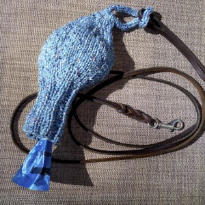 Knitting for dogs: a leash poop bag holder